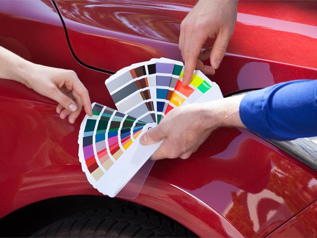 ¿Es necesario pintar todo el coche para conseguir color uniforme tras un golpe o arañazo?